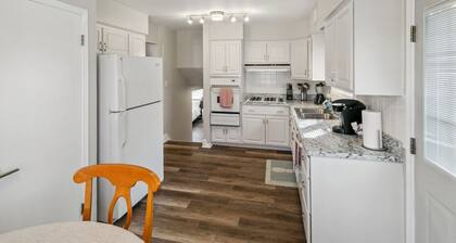 Newly remodeled 4 bedroom home in DT Libertyville Near Naval Base!