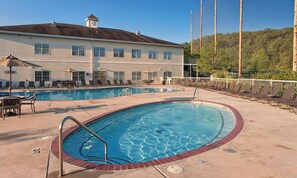 Pool - Charming 2-bedroom resort in delightful Branson with fitness room, AC (Branson)