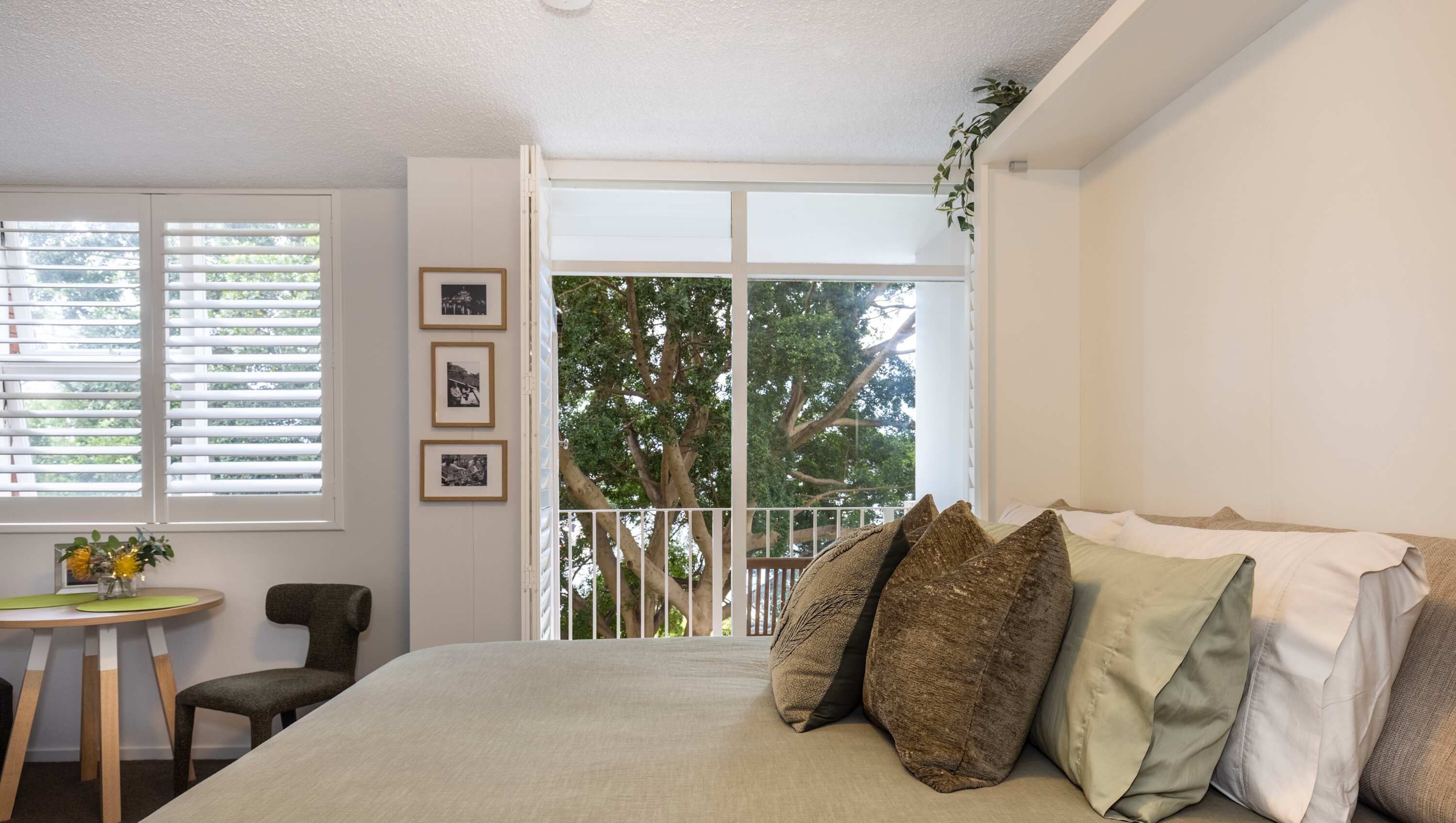 Tabla de planchar con plancha, wifi y ropa de cama 