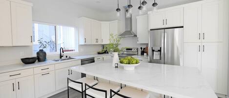 Refrigerador, microondas, horno, placa de cocina