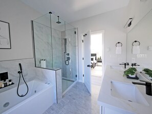 Shower, hair dryer, towels, soap - Brand New Modern Home with Rooftop Terrace, Jacuzzi, Garage, and high-speed Wifi (Seattle)