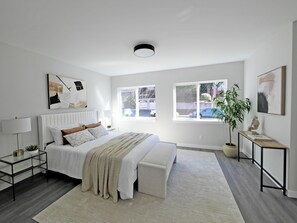 4 bedrooms, iron/ironing board, WiFi, bed sheets - Brand New Modern Home with Rooftop Terrace, Jacuzzi, Garage, and high-speed Wifi (Seattle)