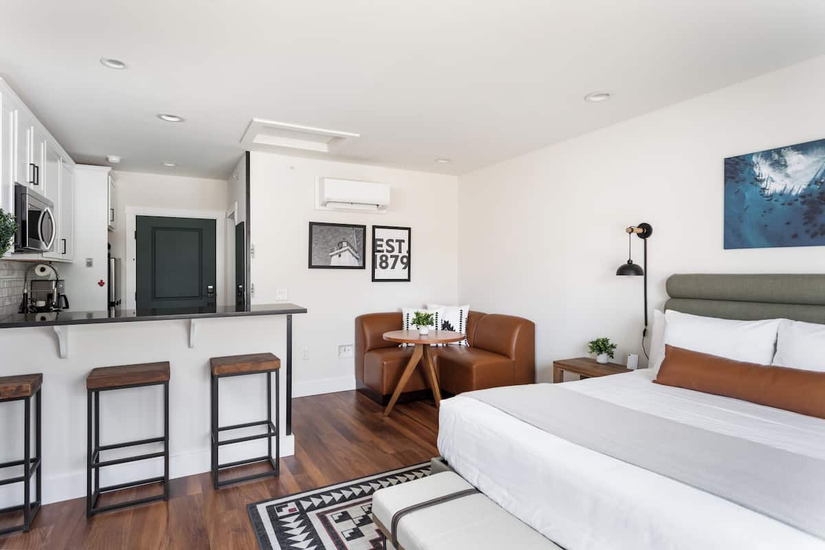 Pet Friendly Studio Queen | 2 bedrooms, in-room safe, desk, laptop workspace