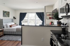 Studio, 1 grand lit | Coffres-forts dans les chambres, bureau