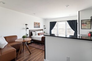 Studio, 1 très grand lit (Scenic View) | Coffres-forts dans les chambres, bureau