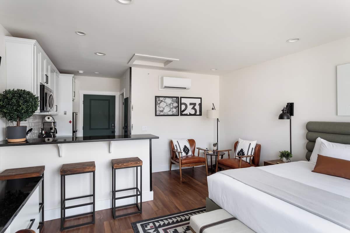 Pet Friendly Studio King Scenic View | 2 bedrooms, in-room safe, desk, laptop workspace