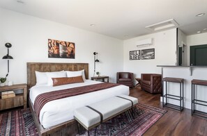 Studio, 1 très grand lit (Scenic View) | Coffres-forts dans les chambres, bureau