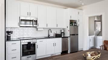 Full-size fridge, microwave, oven, stovetop