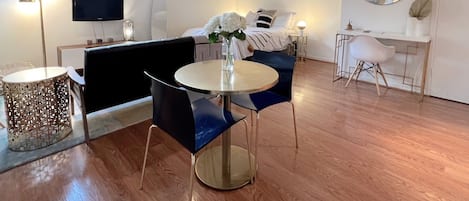 1 sovrum, värdeförvaringsskåp på rummet och skrivbord