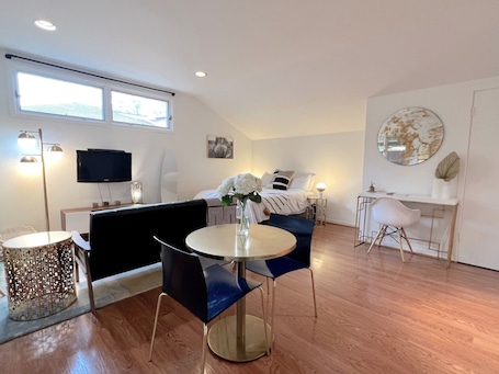 1 bedroom, in-room safe, desk, iron/ironing board. Palo Alto Cottage: Privacy, Comfort & Convenience