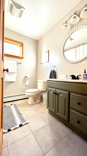 Douche, sèche-cheveux, serviettes fournies, savon