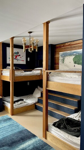 5 bedrooms, desk, iron/ironing board, travel crib