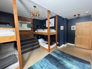 5 chambres, bureau, fer et planche à repasser, lit parapluie