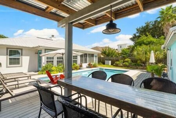 Outdoor dining - PCB West End, 5 min beach walk, pets, heated pool/tiki bar! (Sunnyside)