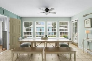 Dining - PCB West-5 min beach walk-pets-heat pool-tiki bar! (Sunnyside)
