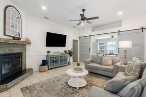 TV, fireplace - PCB West-5 min beach walk-pets-heat pool-tiki bar! (Sunnyside)