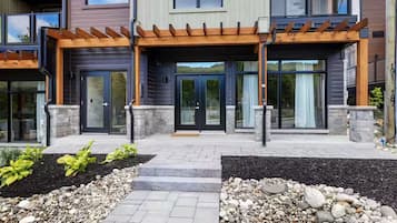 Vista frontal de la propiedad