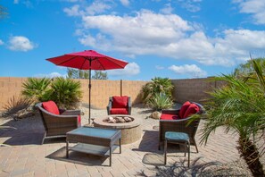 Terrace/patio - Newly Remodeled Beautiful Home and Large Sparkling Pool, New Hot Tub & Game Room (San Tan Valley)