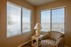 Smart TV, books - Newly Remodeled Beautiful Home and Large Sparkling Pool, New Hot Tub & Game Room (San Tan Valley)