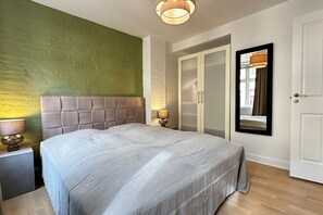 2 habitaciones, escritorio, tabla de planchar con plancha y wifi 