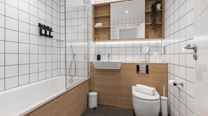 Secador de pelo, toallas, jabón y champú