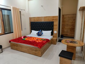 Standaard eenpersoonskamer, uitzicht op bergen | Een laptopwerkplek, gratis wifi