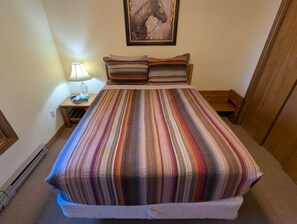 2 habitaciones, escritorio, tabla de planchar con plancha y wifi gratis
