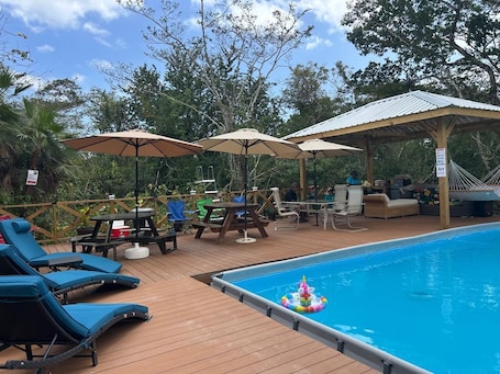Una piscina al aire libre