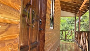 Casa de árbol superior, vista al jardín | 2 habitaciones, escritorio y espacio para trabajar con laptop