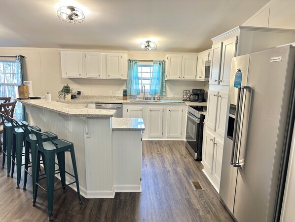 冷蔵庫、電子レンジ、オーブン、コンロ