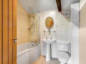 Un baño moderno con una bañera, un lavabo e inodoro.