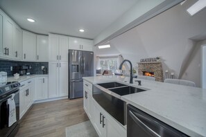 Mikrovågsugn, ugn, spishäll och diskmaskin