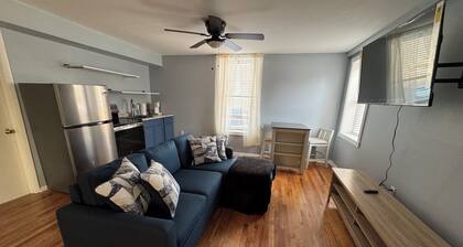 Charming 2-bedroom apartment in brilliant New Castle with WiFi, AC