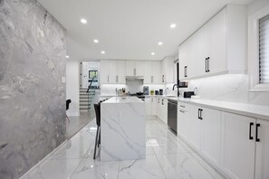 Mikrowelle, Ofen, Herdplatte, Geschirrspüler