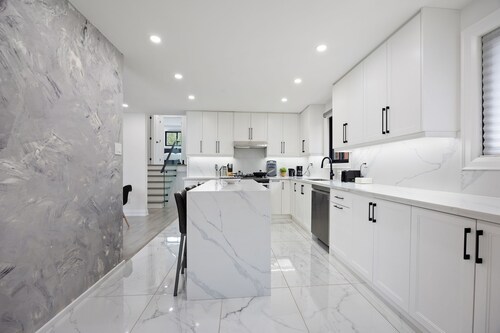 Luxury 3 BDRM Home In Toronto Ontario