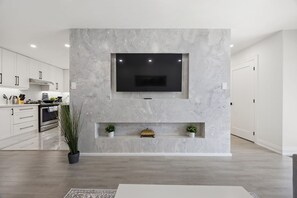 Interior - Luxury 3 BDRM Home In Toronto Ontario (Toronto)