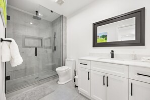 Secador de pelo, toallas, jabón, papel higiénico