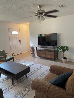 Smart TV - Charming 3-bedroom house in south Austin! (Austin)