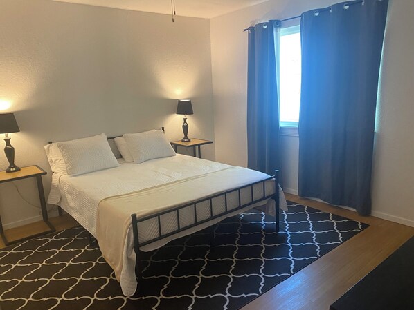 3 bedrooms, iron/ironing board, WiFi, bed sheets - Charming 3-bedroom house in south Austin! (Austin)