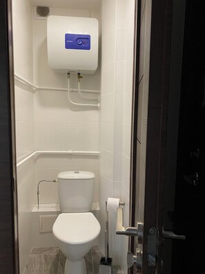 Hiustenkuivaaja, pyyhkeet, saippua, vessapaperi