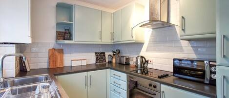 Comfort Apartment | Private kitchen | Electric kettle, toaster