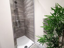 Comfort Apartment | Bathroom