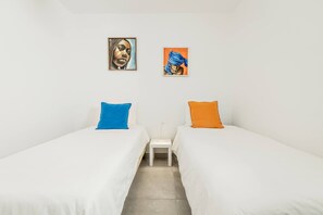4 chambres, bureau, fer et planche à repasser, lit de bébé portatif