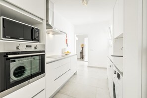 Een koelkast, een magnetron, een oven, een kookplaat