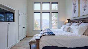 3 bedrooms, iron/ironing board, WiFi (free), bed sheets