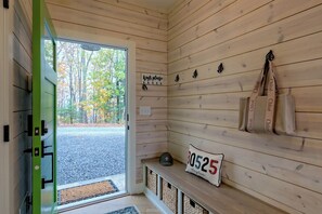 Interior - Luxury Bungalow with Mountain Views From Every Room 5 Minutes From Downtown (Clayton)