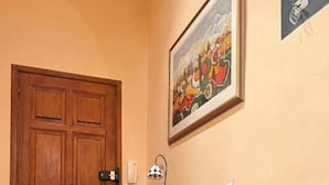 Ein hölzerner Empfangstresen mit einem aufgehängten Mantel, einer Tür und einem Bild an der Wand.