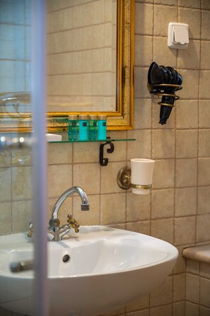Shower, hair dryer, towels - Apartments Amoret - Standard Studio (Dubrovnik)