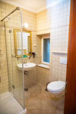 Dusche, Haartrockner, Handtücher