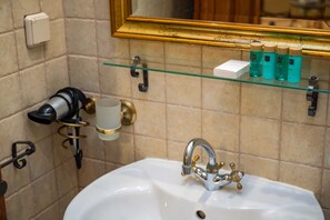 Douche, séchoir à cheveux, serviettes fournies